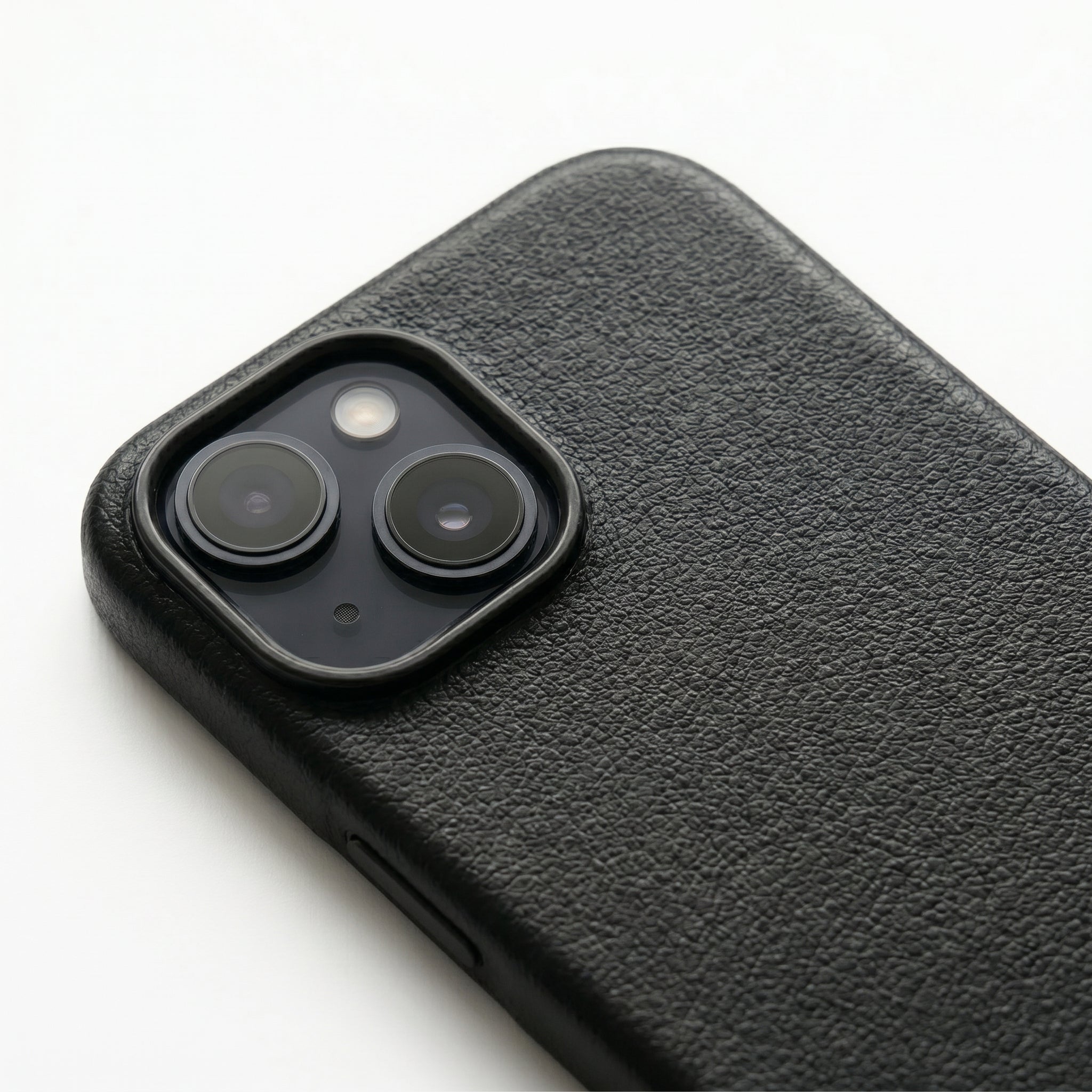 THE AVARAN Classic Pebble Leather Case - iPhone 13.