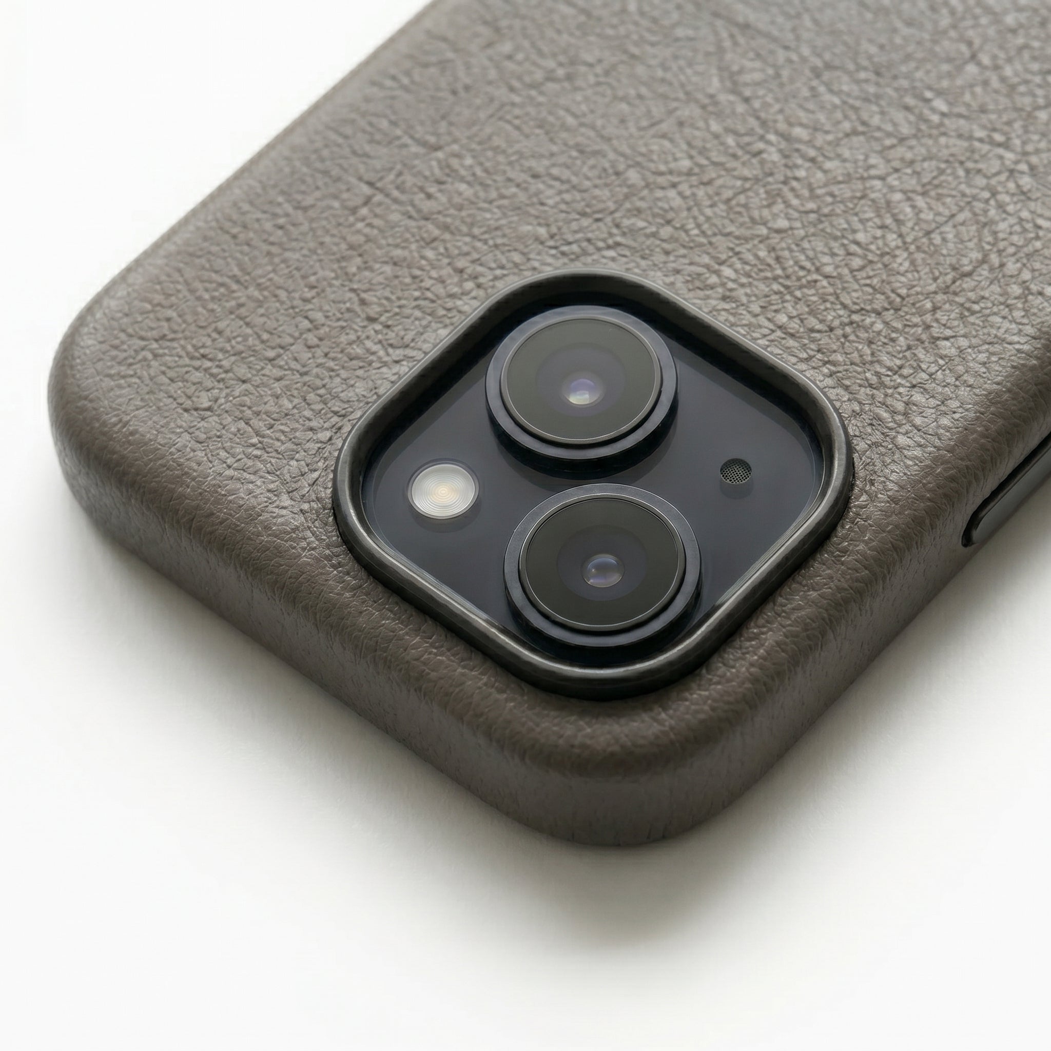 THE AVARAN Classic Pebble Leather Case - iPhone 15.