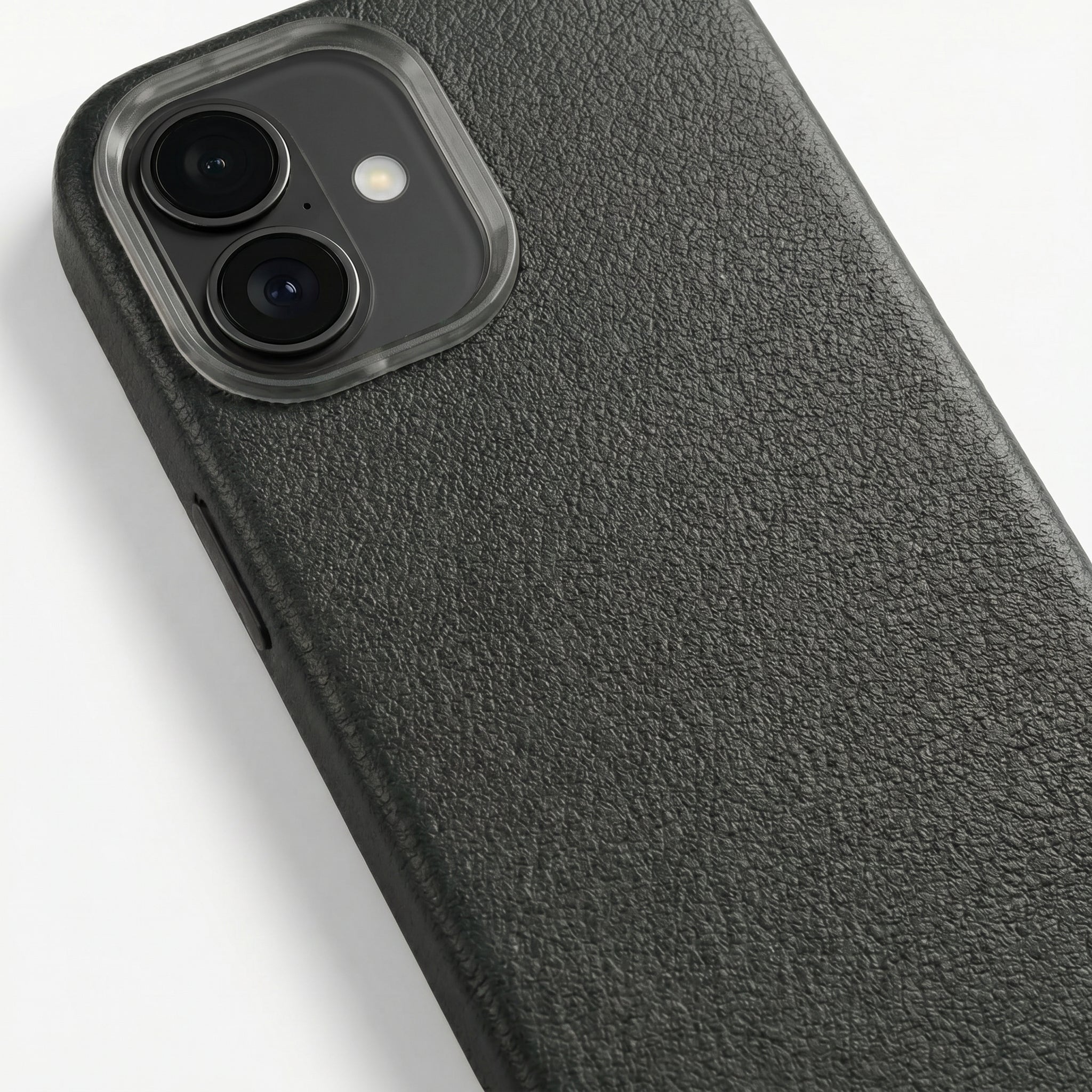 THE AVARAN Classic Pebble Leather Case - iPhone 16.