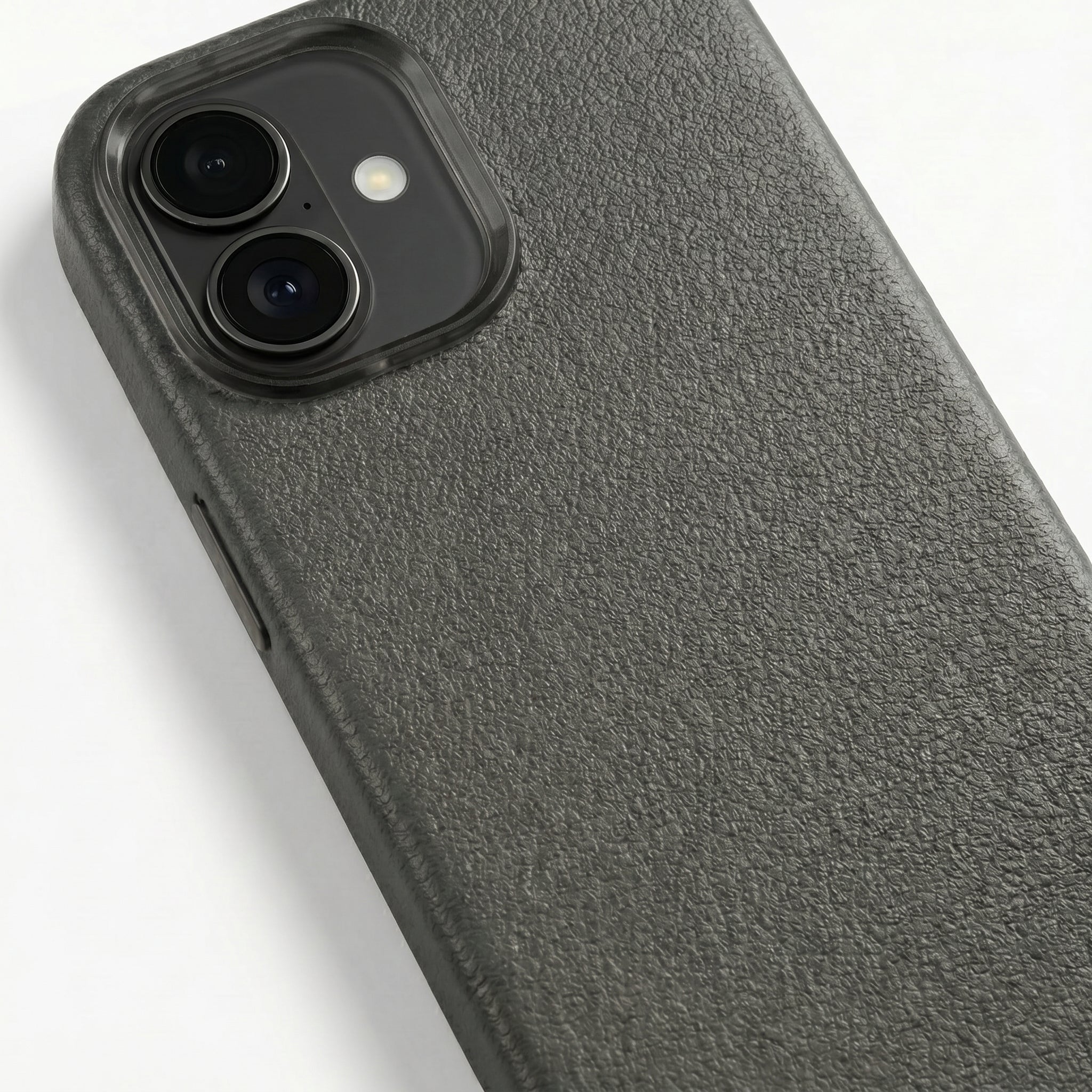 THE AVARAN Classic Pebble Leather Case - iPhone 16 plus.