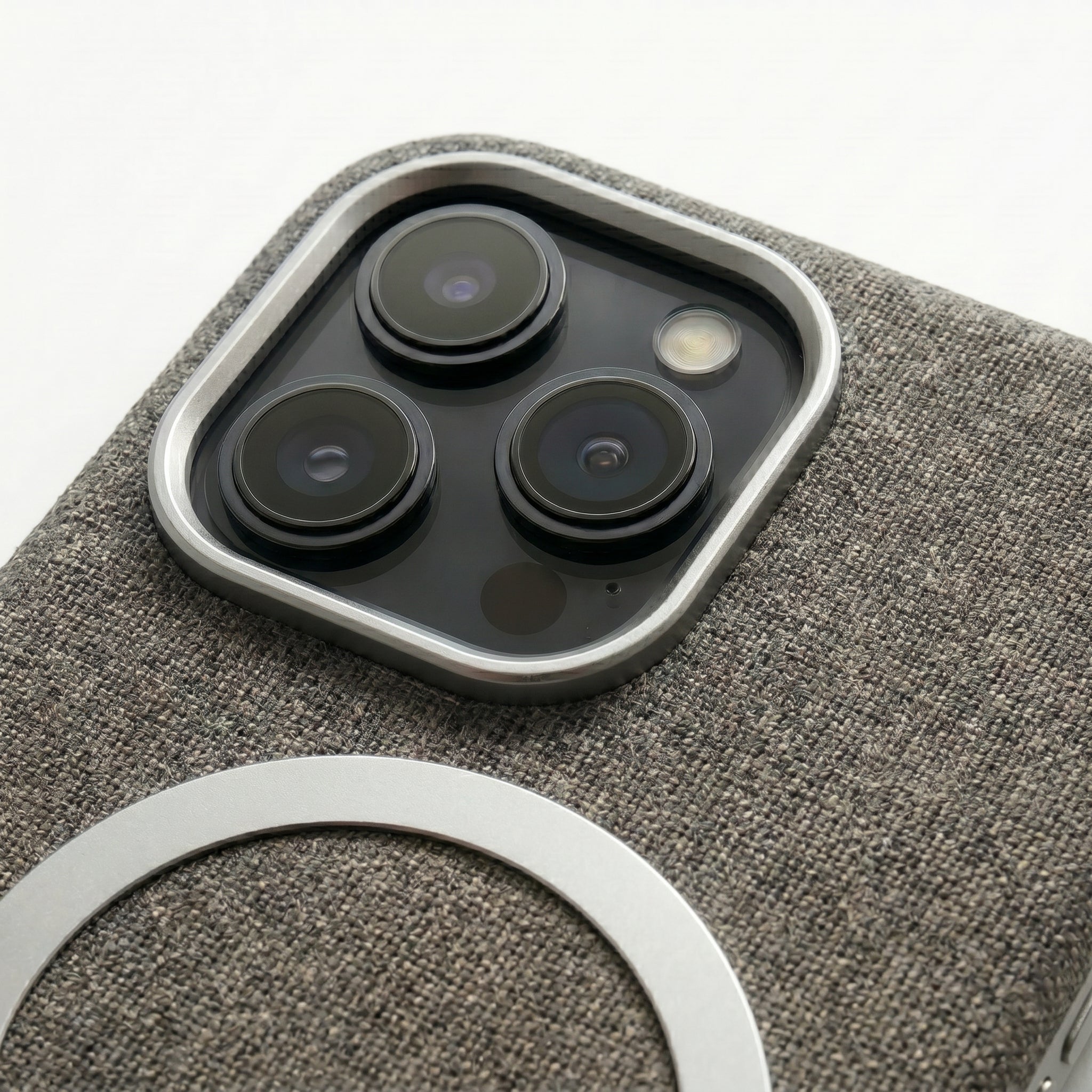 The Avaran Elite Tailored Leather Cover - iPhone 16 Pro Max